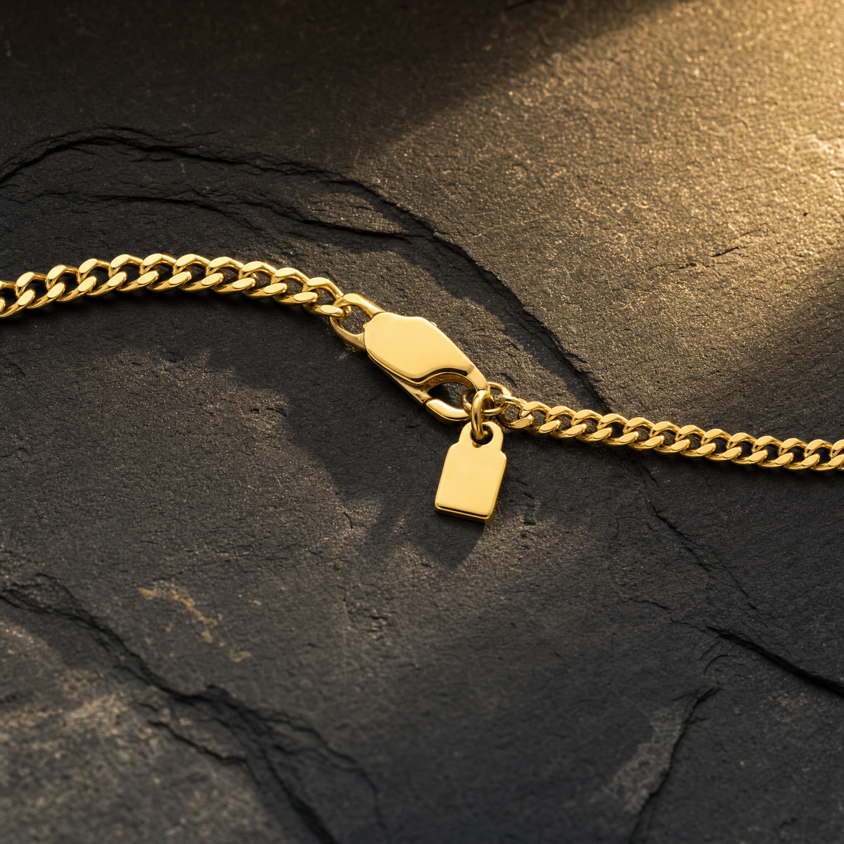 Curb Chain 1.8 MM in 18K gold finish – clasp and tag detail