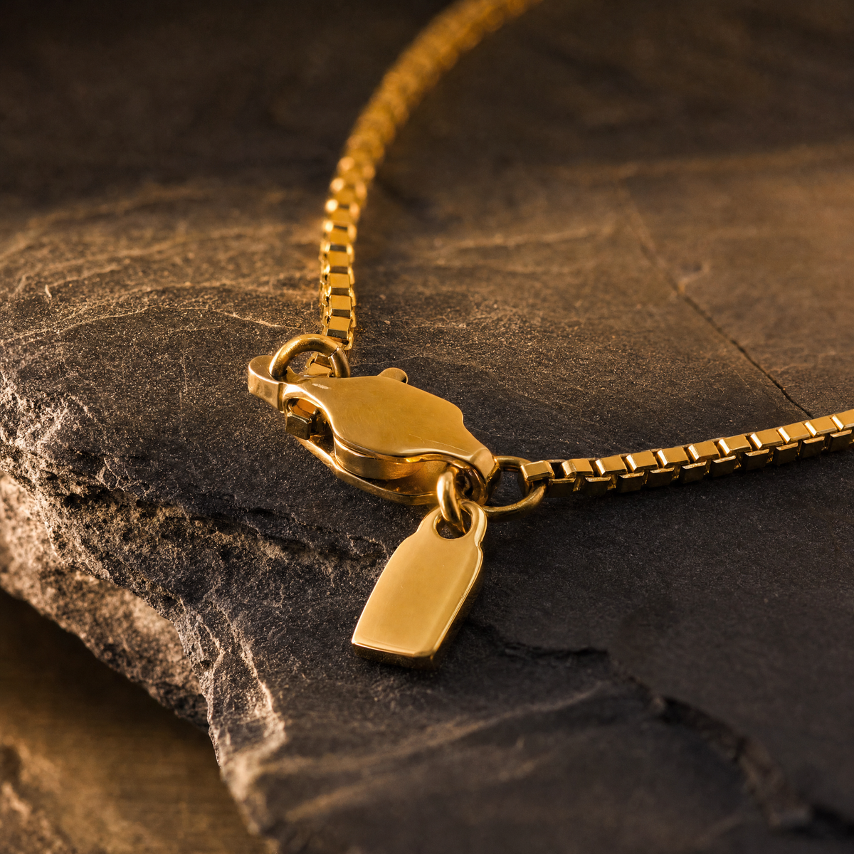 Structured Serpentine Chain 1.3 MM in 18K gold finish – clasp and tag detail