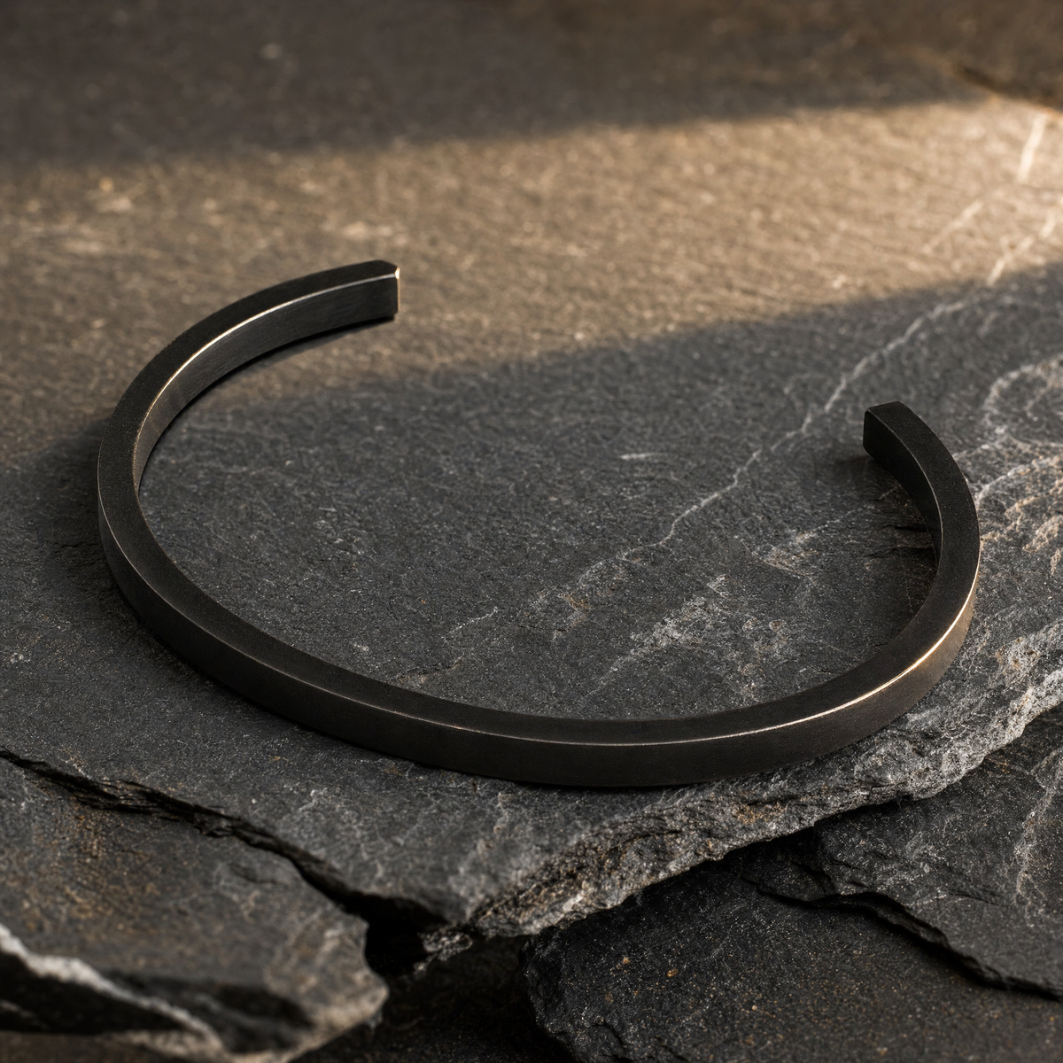 Edge Cuff 3 MM in matte black finish – open cuff detail
