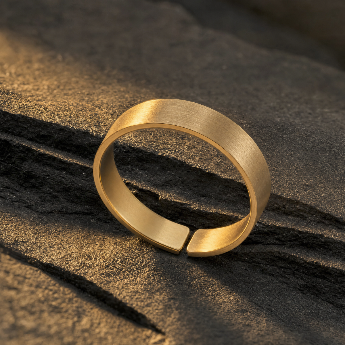 Open Band Ring 4 MM in 18K gold finish – open back detail