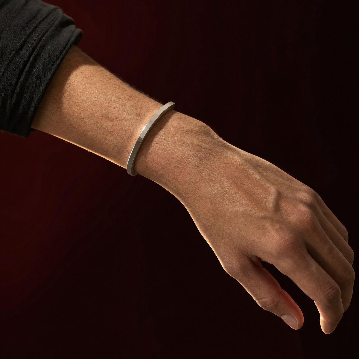 Edge Cuff 3 MM in silver worn on the wrist