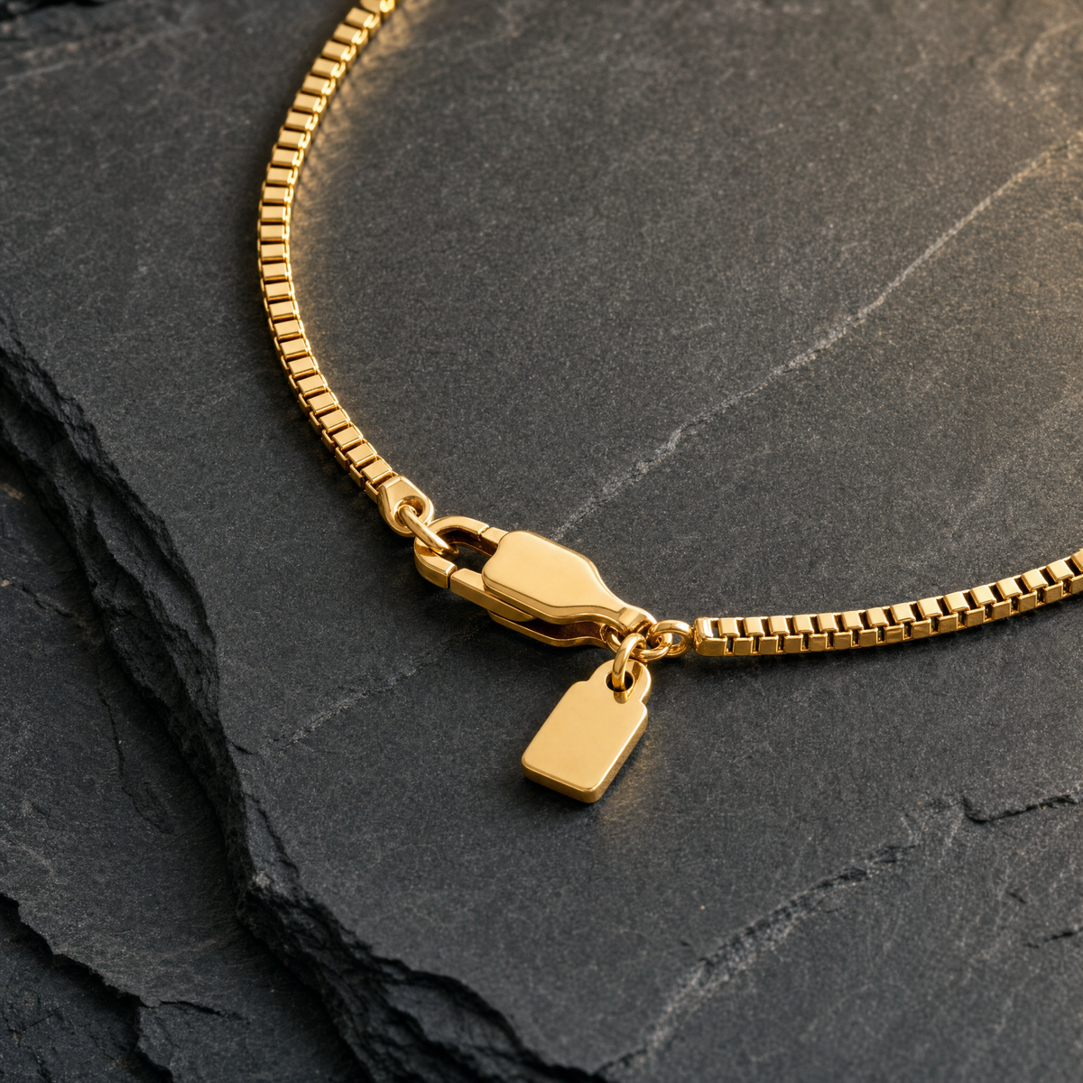 Cubed Serpentine Chain 1.5 MM in 18K gold finish – clasp and tag detail