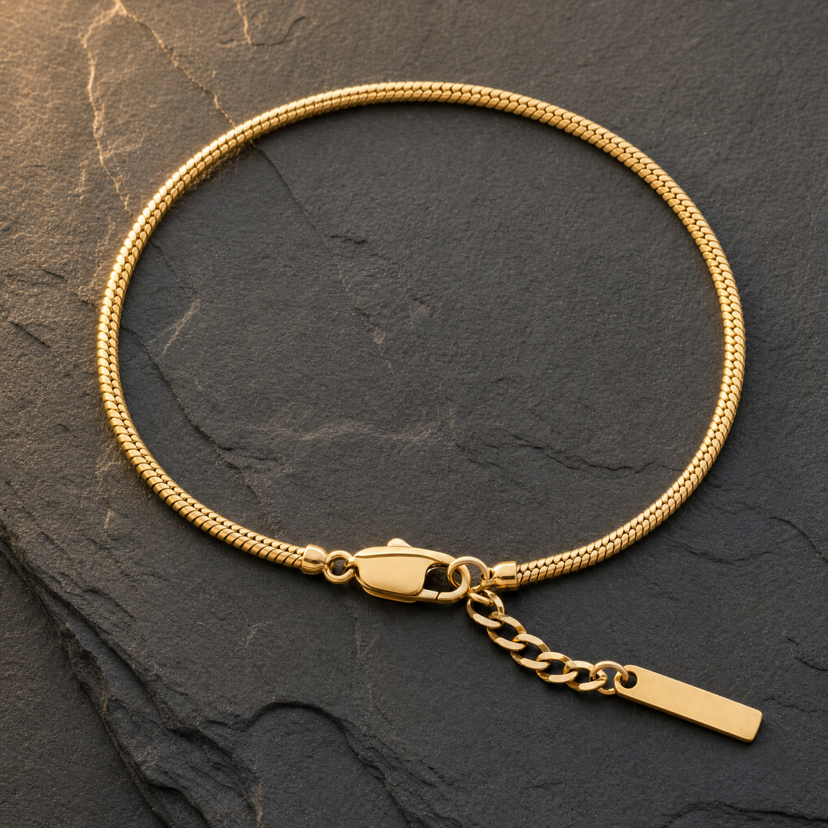 Fractured Serpentine Bracelet in 18K gold finish – seen from above