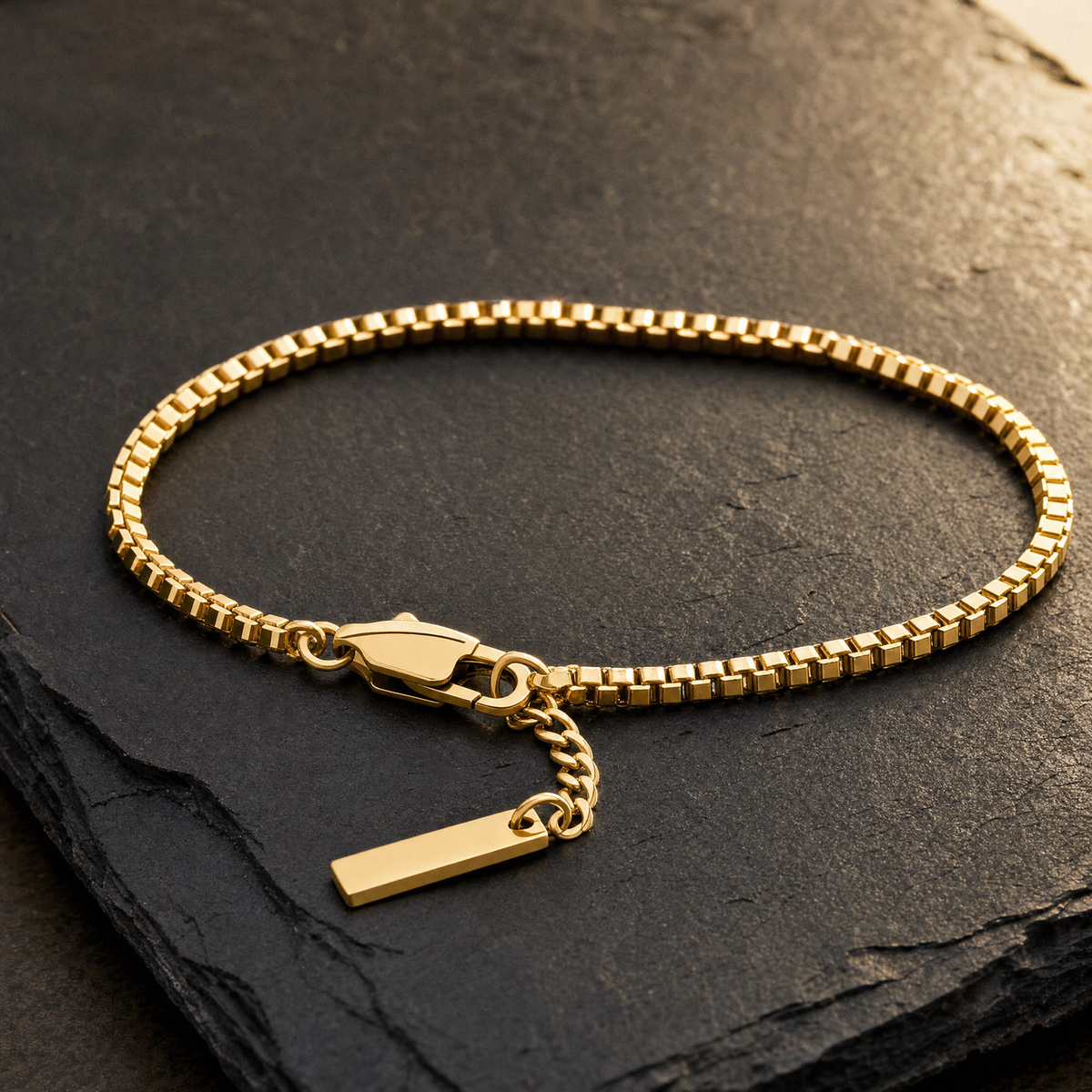 Cubed Serpentine Bracelet 1.5 MM in 18K gold finish – clasp and tag detail